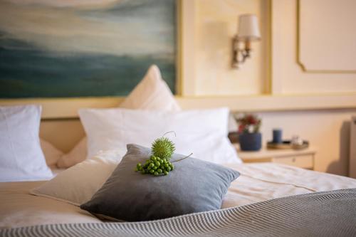 eine Ananas auf einem Kissen auf einem Bett in der Unterkunft Hotel Birkenmoor in Scheidegg