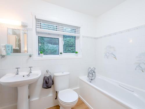 een witte badkamer met een toilet en een wastafel bij 3 Bed in Burley 80475 in Burley