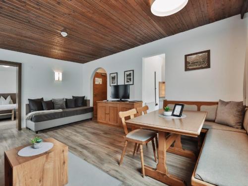 ein Wohnzimmer mit einem Sofa und einem Tisch in der Unterkunft Apartment Chalet Sofie-2 by Interhome in Ischgl