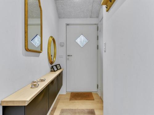 ein Bad mit einem Waschbecken und einem Spiegel in der Unterkunft Holiday Home Lika - 25m to the inlet in SE Jutland by Interhome in Nordborg