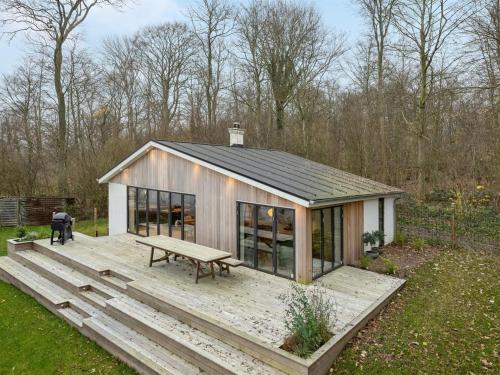 Cabaña pequeña con mesa de picnic en la terraza en Holiday Home Lika - 25m to the inlet in SE Jutland by Interhome en Nordborg