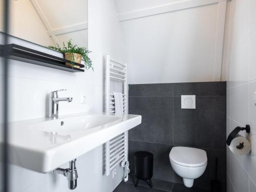 Ένα μπάνιο στο Holiday Home De Meerparel by Interhome