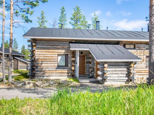 Cabaña de madera con techo negro en Holiday Home Nilikuru e 12 by Interhome, en Saariselkä