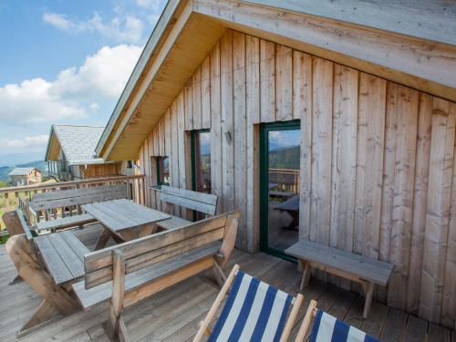 Balkón nebo terasa v ubytování Chalet Klippitztörl 341 by Interhome