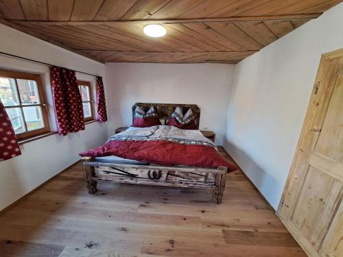 Una cama o camas en una habitación de Apartment Zur alten Schmiede by Interhome