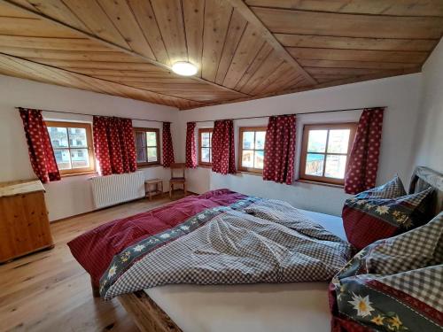 Una cama o camas en una habitación de Apartment Zur alten Schmiede by Interhome