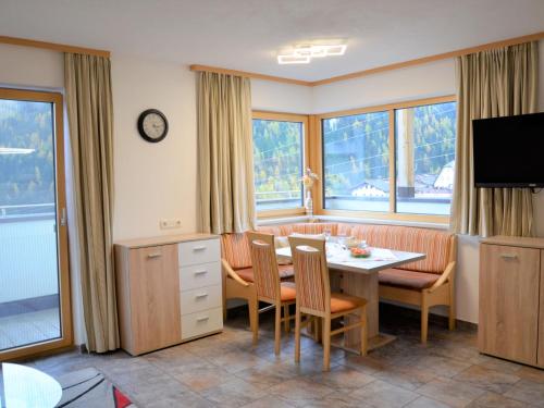 TV a/nebo společenská místnost v ubytování Apartment Gampen by Interhome