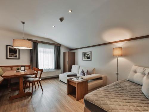 een hotelkamer met een bed en een woonkamer bij Apartment Chalet Sofie-4 by Interhome in Ischgl