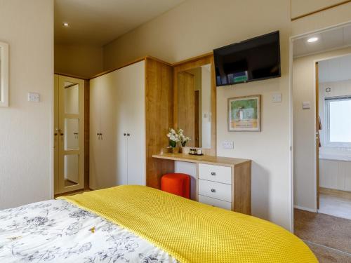 ein Schlafzimmer mit einem Bett mit einer gelben Decke in der Unterkunft 2 bed property in Brixham 79989 in Brixham