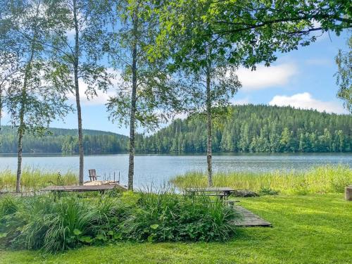 un parco con due tavoli da picnic e un lago di Holiday Home Casa rantapirtti by Interhome a Jyväskylä