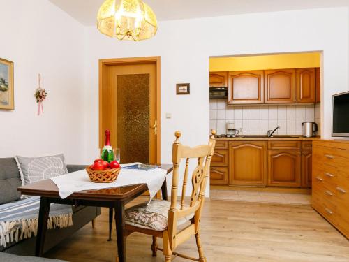 Una cocina con una mesa con un bol de fruta encima. en Holiday Home Bungalow 8 by Interhome, en Zinnowitz