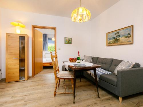 una sala de estar con un sofá y una mesa en Holiday Home Bungalow 8 by Interhome, en Zinnowitz