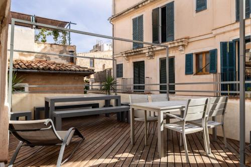 a patio with a table and chairs on a balcony at Antiguo Brondo Selfcheck-in Smart Rooms in Palma de Mallorca