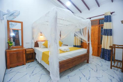 Ένα ή περισσότερα κρεβάτια σε δωμάτιο στο Life House Unawatuna