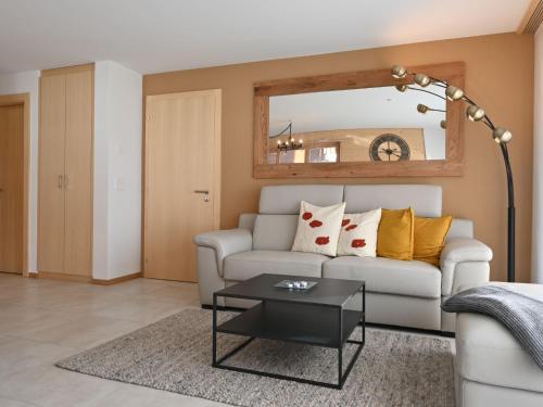 ein Wohnzimmer mit einem Sofa und einem Tisch in der Unterkunft Apartment Clos de Morthey A R 01 by Interhome in Ovronnaz