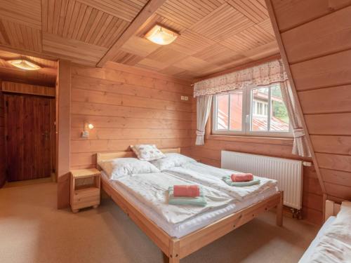 - une chambre avec un lit dans une pièce en bois dans l'établissement Chalet U Dvou vleků by Interhome, à Pec pod Sněžkou