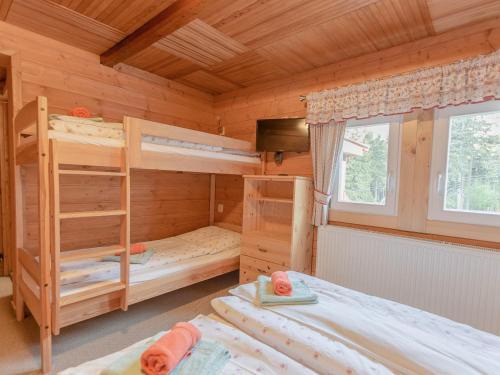 Postel nebo postele na pokoji v ubytování Chalet U Dvou vleků by Interhome