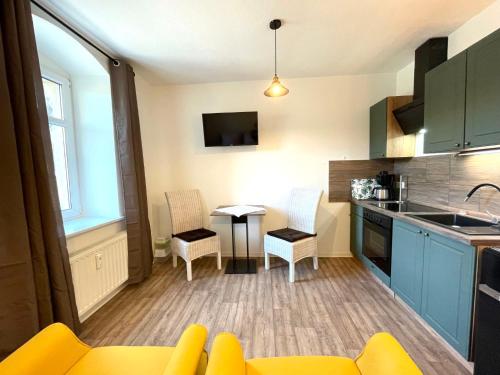 eine Küche mit Tisch und Stühlen in einem Zimmer in der Unterkunft Apartment Krabat by Interhome in Butterberg