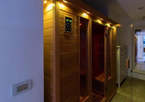 cabina doccia in camera con luci di [Moscova - Garibaldi] Lusso, Sauna e Idromassaggio a Milano
