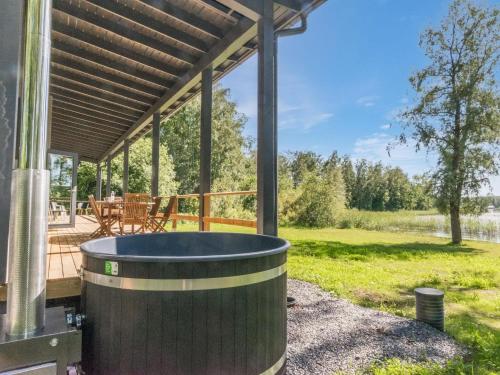 bañera de hidromasaje en el patio de una casa en Holiday Home Villa aura by Interhome, en Pälkäne