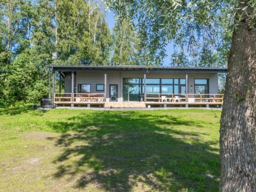 una casa grande con un árbol delante en Holiday Home Villa aura by Interhome, en Pälkäne