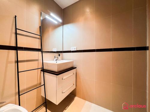 a bathroom with a sink and a mirror at Marina Sunset 1era línea in Oropesa del Mar