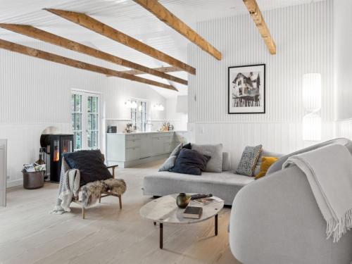 uma sala de estar com um sofá e uma mesa em Holiday Home Godja - 1km to the inlet in Sealand by Interhome em Rørvig