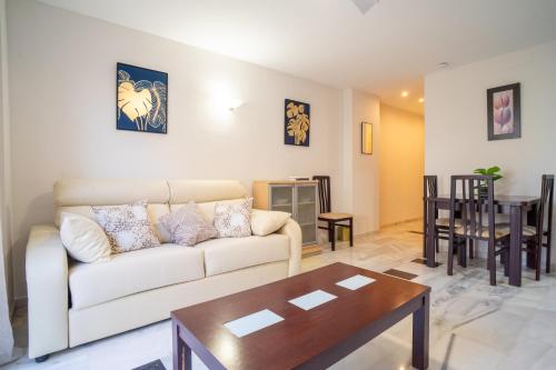 sala de estar con sofá y mesa en Fun, beach and relax 1 bedroom, 1 bath, en Fuengirola