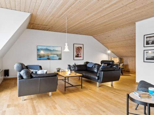 ein Wohnzimmer mit 2 Sofas und einem Tisch in der Unterkunft Apartment Annica - 900m from the sea in NW Jutland by Interhome in Blokhus