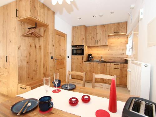 een keuken met houten kasten en een tafel in een kamer bij Apartment Am Birkenhain-1 by Interhome in Seefeld in Tirol