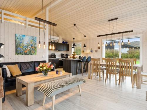 Il comprend un salon et une cuisine avec une table et des chaises. dans l'établissement Holiday Home Francis - all inclusive - 380m from the sea by Interhome, à Frørup