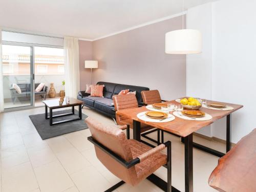 un salon avec une table et un canapé dans l'établissement Apartment Les Suredes-3 by Interhome, à Sant Antoni de Calonge