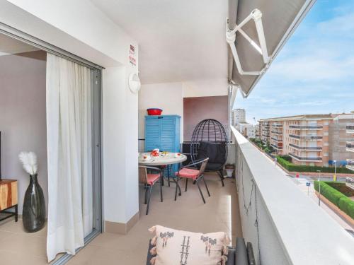 un balcon avec une table et des chaises et une vue dans l'établissement Apartment Les Suredes-3 by Interhome, à Sant Antoni de Calonge