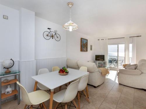 uma sala de estar com uma mesa branca e cadeiras em Apartment Calima by Interhome em Sant Antoni de Calonge