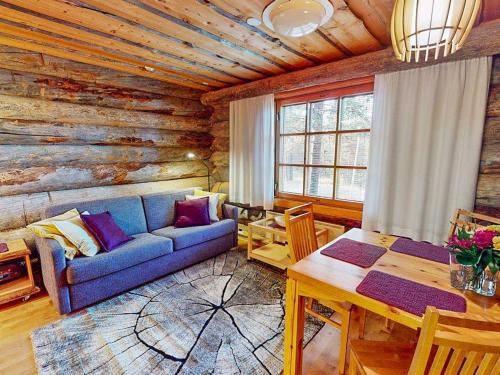 萨利色尔卡Holiday Home Sokosti - puilakka 4 by Interhome的客厅里有一张蓝色的沙发和一张桌子