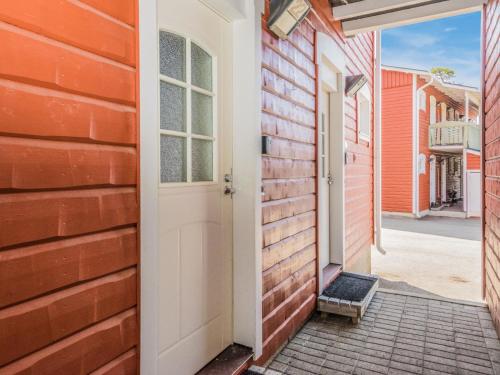 eine Tür zu einem Haus mit Ziegelwand in der Unterkunft Holiday Home Rautulampi h22 by Interhome in Saariselkä