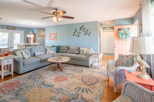 Χώρος καθιστικού στο Private House with Pool on Oak Island