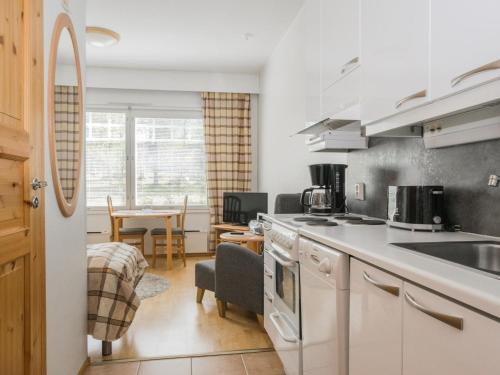 Η κουζίνα ή μικρή κουζίνα στο Holiday Home Rautulampi h22 by Interhome