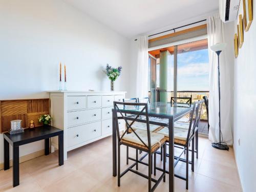 een eetkamer met een glazen tafel en stoelen bij Apartment Algaida by Interhome in Oropesa del Mar
