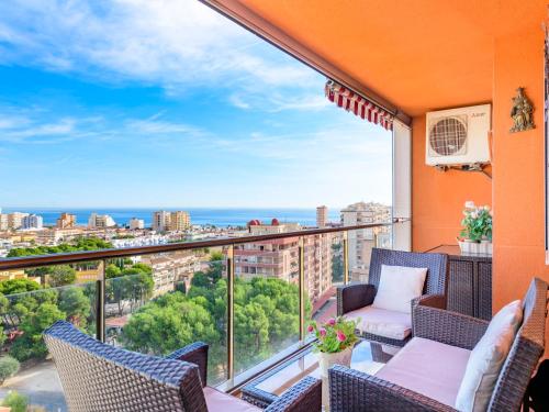 een balkon met stoelen en uitzicht op de stad bij Apartment Algaida by Interhome in Oropesa del Mar