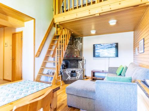 - un salon avec un escalier et un canapé dans l'établissement Holiday Home Soidinaukia a 3 by Interhome, à Saariselka