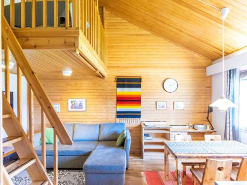 - un salon avec un canapé bleu et des murs en bois dans l'établissement Holiday Home Soidinaukia a 3 by Interhome, à Saariselka