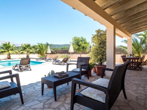un patio con sillas y una piscina en Holiday Home Can Melis by Interhome, en Campanet