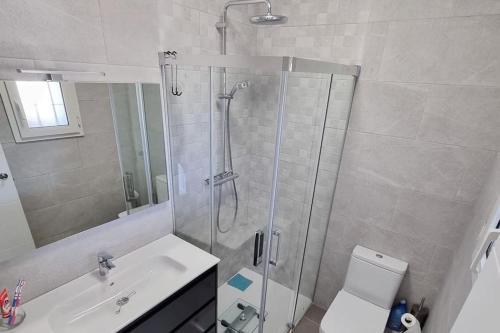 ein Badezimmer mit Dusche, Toilette und Waschbecken in der Unterkunft Casa Ophélia - Albir in Albir