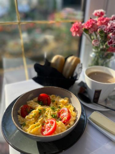 チェンストホヴァにあるWłodary Tennis Juniorのコーヒーを飲みながらテーブルに食べ物を置いて