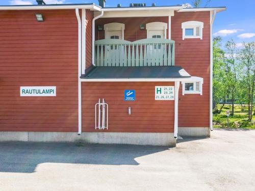 un edificio rojo con balcón en la parte superior en Holiday Home Rautulampi h 24 by Interhome, en Saariselkä