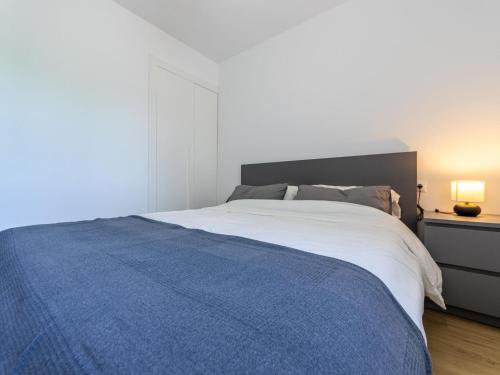 Ένα ή περισσότερα κρεβάτια σε δωμάτιο στο Apartment Zafiro by Interhome