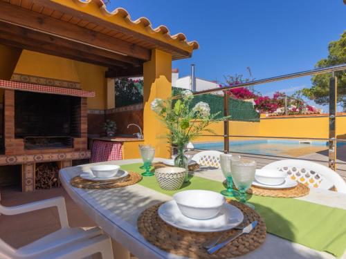 un tavolo con piatti e ciotole su un patio di Holiday Home Ernestina by Interhome a Riumar