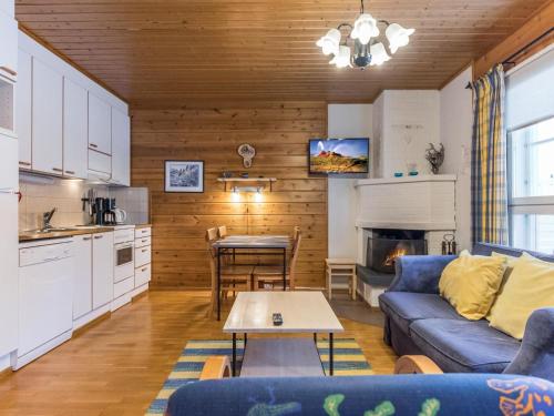 - un salon avec un canapé et une table dans l'établissement Holiday Home Urupää d 17 by Interhome, à Saariselka