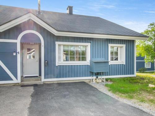 une maison bleue avec une véranda et une porte dans l'établissement Holiday Home Teerenpesue f 52 taiga by Interhome, à Saariselka
